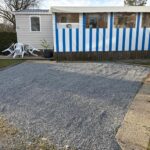 Emplacement gravillonné devant le mobil home du Domaine de Kerlann