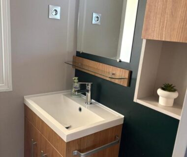 Salle de bains avec lavabo et meuble dans le mobil home Domaine de Kerlann