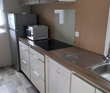 Cuisine équipée dans le mobil home Domaine de la Forge