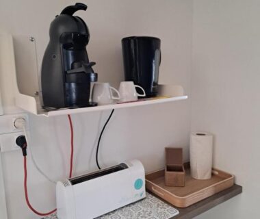 Kitchenette avec machine à café, bouilloire et tasses dans le mobil home Domaine de la Forge
