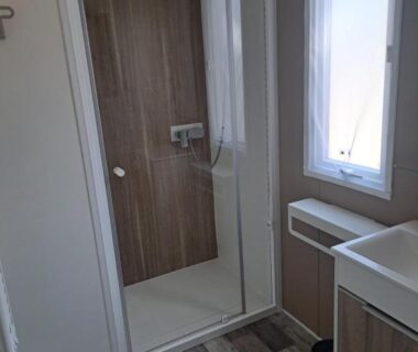 Salle de bains avec douche vitrée dans le mobil home Domaine de la Forge