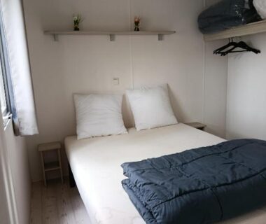 Chambre avec lit double dans le mobil-home Dunes de Contis Chez Bibou