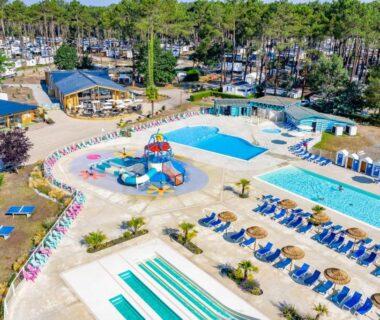 Espace aquatique avec toboggans transats et bassins au Mobil-home Dunes de Contis Chez Bibou