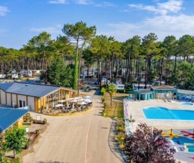 Piscine extérieure et terrasse dans la pinède du Mobil-home Dunes de Contis Chez Bibou