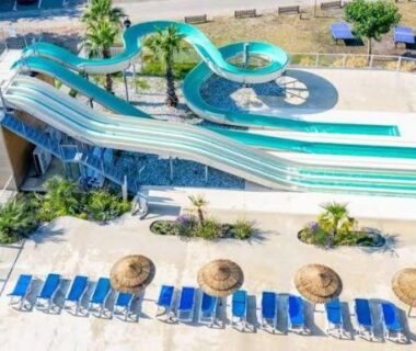 Piscine avec toboggans et transats au Mobil-home Dunes de Contis Chez Bibou