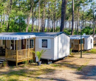 Alignement de mobil-homes dans la pinède au Mobil-home Dunes de Contis Chez Bibou
