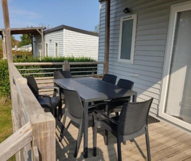 Terrasse avec table et chaises du Mobil home Houlgate