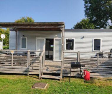Terrasse en bois et façade du Mobil home Houlgate
