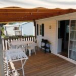 Terrasse en bois avec table chaises et barbecue du Mobil home LA BAULE 437