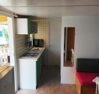 Intérieur kitchenette et coin salon du mobil home LA BAULE 437