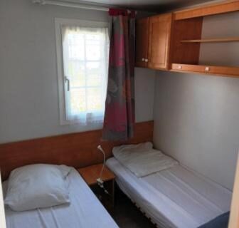 Intérieur chambre avec deux lits dans le mobil home LA BAULE 437