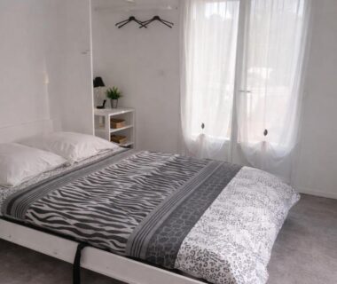 Chambre avec lit double et fenêtre dans le Mobil-home LOFT tout équipé Le Castellet les pins doux