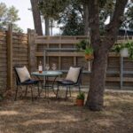 Terrasse ombragée avec table et chaises du Mobil-home LOFT tout équipé Le Castellet les pins doux