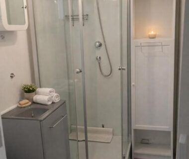 Salle d'eau avec cabine de douche dans le mobil-home LOFT tout équipé Le Castellet les pins doux