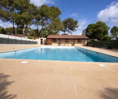 Piscine extérieure et pool house au Mobil-home LOFT tout équipé Le Castellet les pins doux