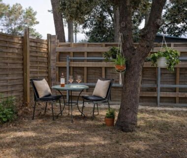 Terrasse ombragée avec table et chaises du Mobil-home LOFT tout équipé Le Castellet les pins doux