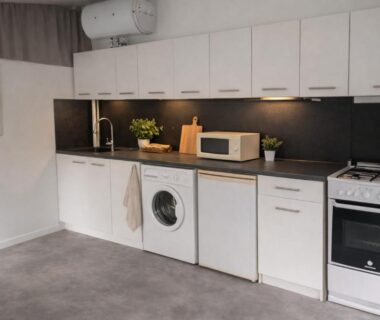 Cuisine équipée avec four micro-ondes et machine à laver dans le mobil-home LOFT Le Castellet les pins doux