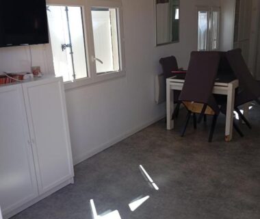 Intérieur du mobil-home avec coin repas et télévision dans le Mobil-home LOFT tout équipé Le Castellet les pins doux