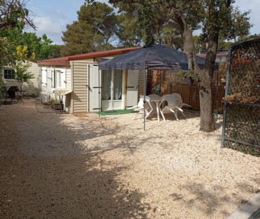 Cour gravillonnée avec table et parasol au mobil-home LOFT Le Castellet les pins doux