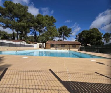 Piscine extérieure entourée de pins dans le camping au Mobil-home LOFT tout équipé Le Castellet les pins doux