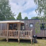 Terrasse en bois avec barbecue au mobil-home La Perle Bleue