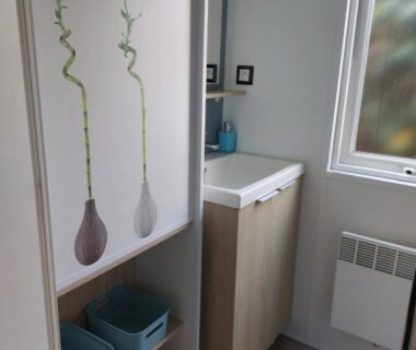 Salle de bain avec lavabo et fenêtre dans le mobil-home La Perle Bleue Ouistreham