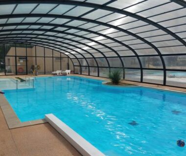 Piscine couverte sous verrière au camping La Perle Bleue Ouistreham