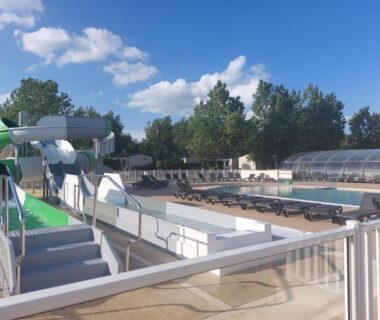 Piscine extérieure avec toboggans et chaises longues au mobil-home La Perle Bleue