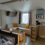 Intérieur avec salon et kitchenette du Mobil home Lacanau entre Lac et Océan 3 ch 6 p