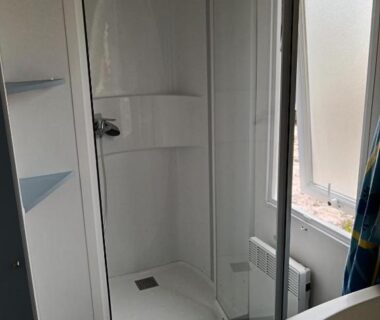 Salle de bain avec cabine de douche du Mobil home Lacanau entre Lac et Océan 3 ch 6 p