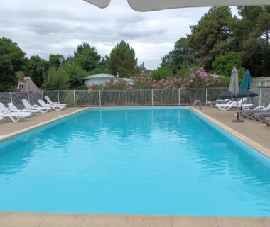 Piscine et transats au Mobil home Lacanau entre Lac et Océan 3 ch 6 p