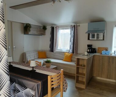 Intérieur avec salon et kitchenette du Mobil home Lacanau entre Lac et Océan 3 ch 6 p