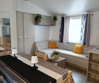 Salon et coin repas lumineux dans le Mobil home Lacanau entre Lac et Océan 3 ch 6 p
