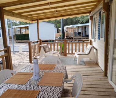 Terrasse couverte avec table et chaises du Mobil home Lacanau entre Lac et Océan 3 ch 6 p
