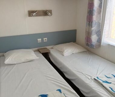 Chambre avec deux lits simples dans le mobil home Lacanau entre Lac et Océan 3 ch 6 p