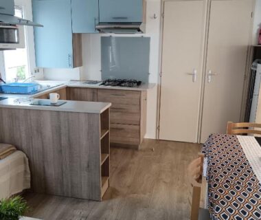 Intérieur avec cuisine et coin repas du Mobil home Lacanau entre Lac et Océan 3 ch 6 p