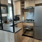 Cuisine équipée dans le mobil-home Le Bora Bora 202