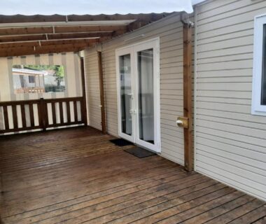 Terrasse couverte en bois au mobil-home Le Bora Bora 202