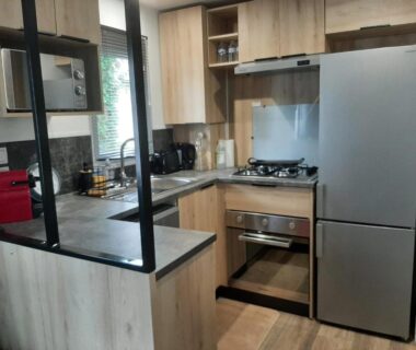 Cuisine équipée dans le mobil-home Le Bora Bora 202