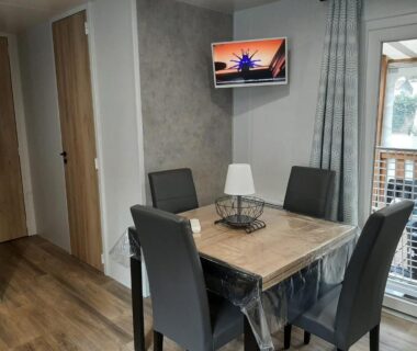 Coin repas avec table et chaises dans le mobil-home Le Bora Bora 202
