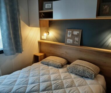 Intérieur de la chambre avec lit double du Mobil-home Le Bora Bora 202