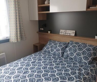 Chambre avec lit double dans le mobil home Le Galland de Dugny