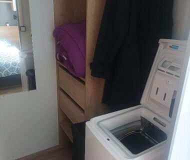 Couloir avec machine à laver et penderie dans le Mobil home Le Galland de Dugny