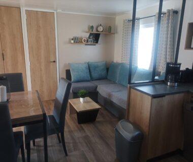 Salon et coin repas dans le Mobil home Le Galland de Dugny