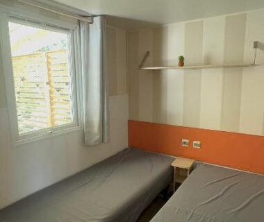 Chambre avec deux lits et fenêtre du Mobil-home Le Manosely confort 6 pers Climatisé Plages à proximité