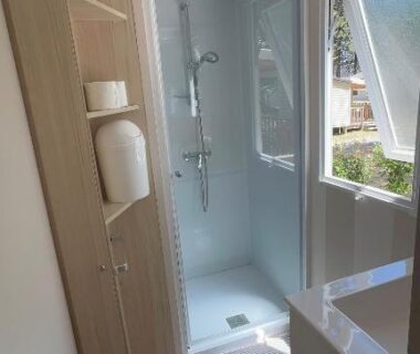 Salle d'eau avec douche et fenêtre dans le Mobil-home Le Manosely confort 6 pers Climatisé-Plages à proximité