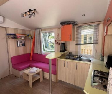 Séjour avec kitchenette et banquette dans le mobil-home Le Manosely confort 6 pers Climatisé-Plages à proximité