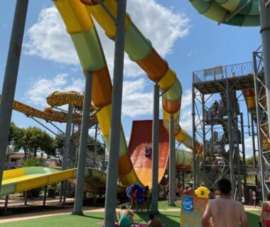 Parc aquatique avec toboggans et visiteurs au camping Mobil-home Le Manosely confort 6 pers Climatisé-Plages à proximité