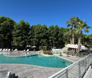 Piscine extérieure avec transats au Mobil-home Le Manosely confort 6 pers Climatisé-Plages à proximité