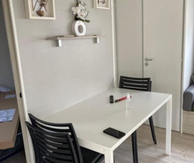 Coin repas avec table et chaises dans le mobil home Le petit Paradis